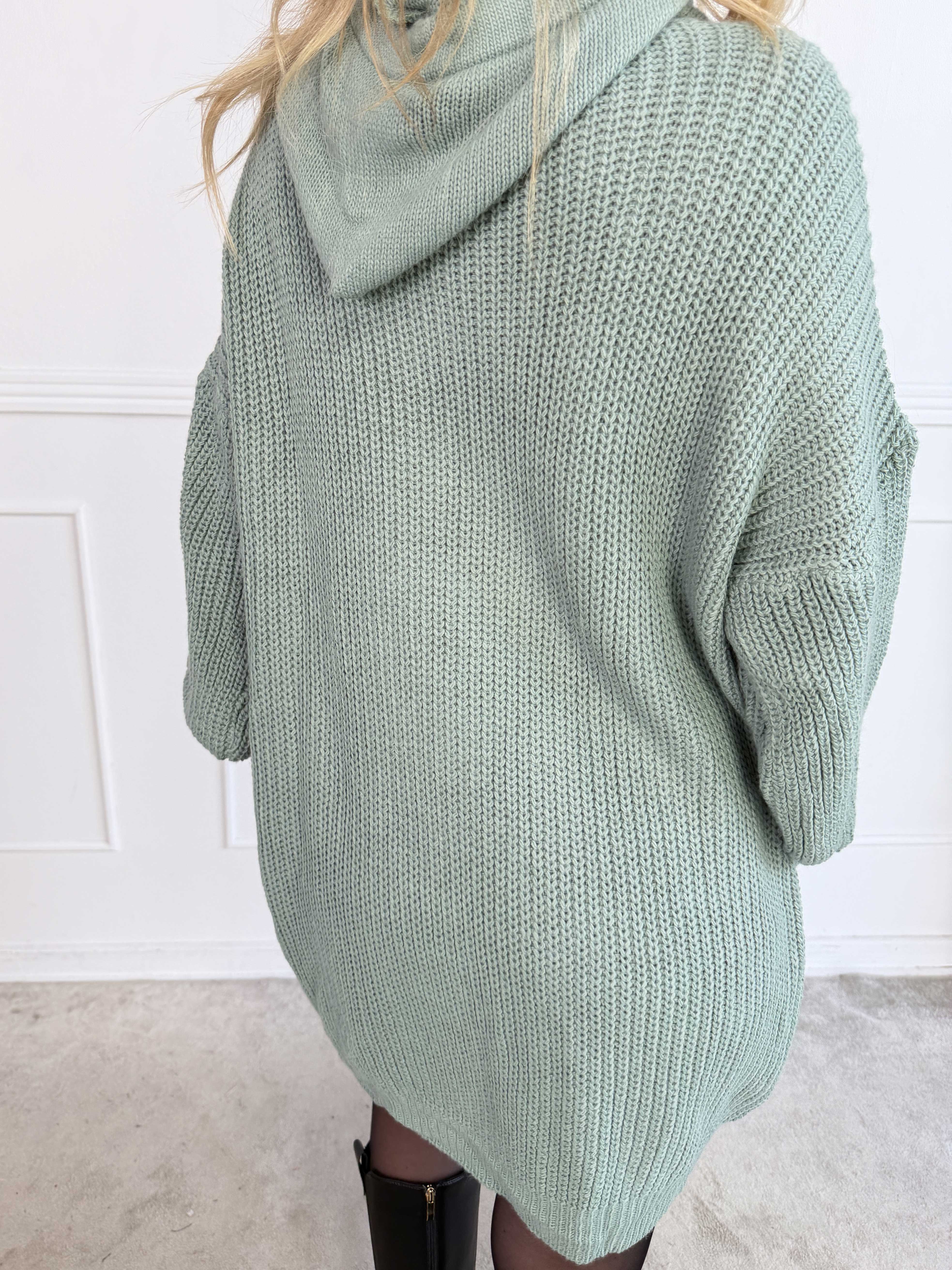 Carolin – Plus size stickad klänning med huva och stor framficka